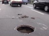 Киев полон "чёрными дырами" - открытыми канализационными люками
