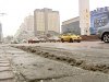 Первый снег в Киеве принес привычные проблемы: скользкие дороги и тротуары