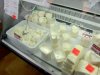 Чи безпечна молочна продукція з продуктових кіосків та від бабусь?