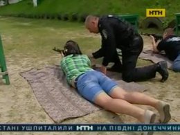 На Київщині журналістів навчили користуватись зброєю