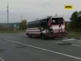 На Рівненщині нетверезий водій вантажівкою зачепив автобус