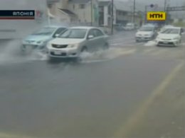 Тайфун хазяйнує в Японії