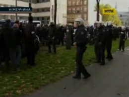 Немецкие полицейские пострадали во время массовой драки