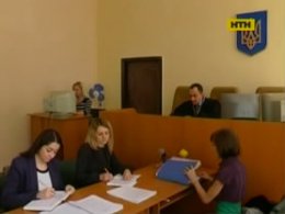 Чиновники дозволили харківській матері-зозулі викинути доньок на вулицю