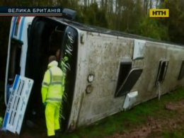 В Англии перевернулся школьный автобус