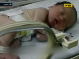 Новонародженого з каналізації врятували в Китаї