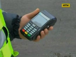 Невдовзі штрафи ДАІ можна буде сплачувати на місці карткою