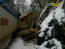 В Чехии камнепад завалил поезд