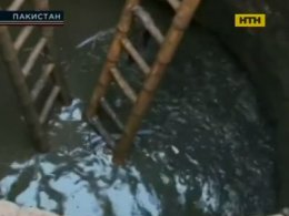 В Пакистане школьницы упали в колодец