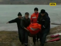 На Житомирщині з крижаної води витягли двох рибалок