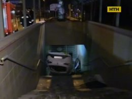 В Киеве легковушка снесла остановку и влетела в подземный переход