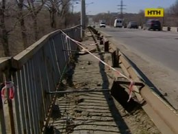 В Броварах нетрезвый водитель легковушки столкнул с моста маршрутку