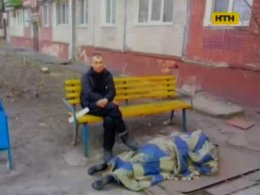 В Харькове покойницу вынесли во двор, чтобы не мешала пить