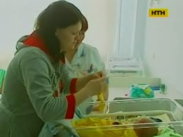 Як допомогти жінці з депресією після пологів