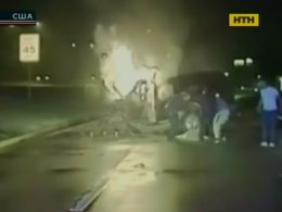Американские полицейские спасли водителя из горящего автомобиля