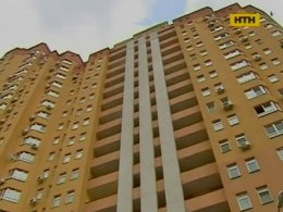 В Киеве мужчина при загадочных обстоятельствах выпал с балкона