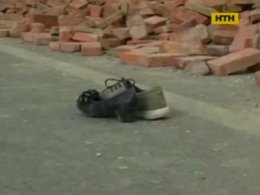 У Китаї стіна впала на перехожих