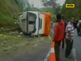 У Таїланді жінку врятували з машини, яка тонула в канаві