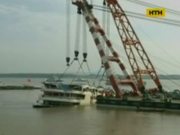 В Китаї затонулий корабель підняли на поверхню