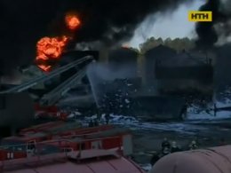 Продолжаются работы по тушению нефтебазы под Киевом