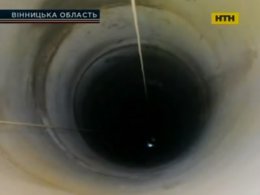 Вінницькі рятувальники витягли чоловіка з 23-метрового колодязя