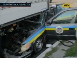 Міліційний автомобіль залетів під фуру на Рівненщині