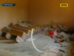 Недостроенные социальные дома в Черкассах заселили бомжи