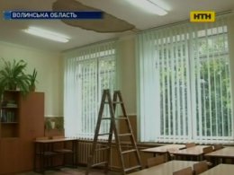 У школі на Волині шматок стелі впав на голови учнів