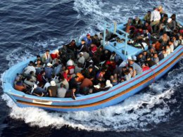 Журналисты едва не погибли вместе с мигрантами в неисправной лодке
