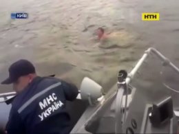 Столичні рятувальники витягли з Дніпра оригінальну "русалку"