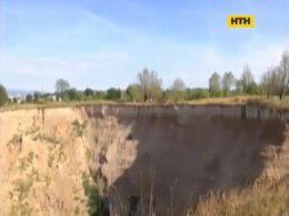 В Солотвино земля провалюється у соляні шахти