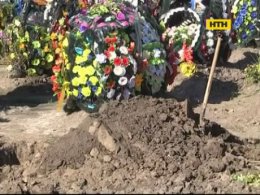 В Луцке депутат требует переодеть могильщиков во фраки