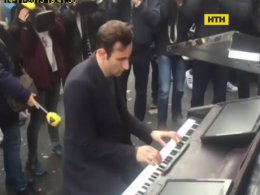 В Париже неизвестный пианист сыграл в знак памяти