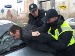 Нетрезвый нарушитель сопротивлялся киевским полисменам