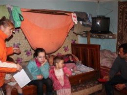 На Закарпатті хворий на ДЦП хлопчик втік від батьків-садистів