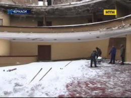 Сцену погорілого черкаського театру занесло снігом
