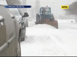 Центральну Україну замітає снігом