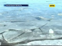 На Каховському водосховищі врятували з дрейфуючої крижини рибалок