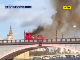 На лондонском мосту взорвался туристический автобус