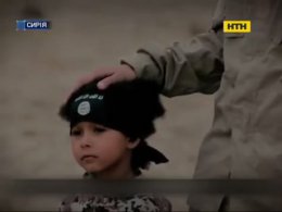 В Сирии ребенок казнил заложников ИГИЛ