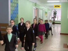 Вооруженный мужчина угрожал детям в киевской школе