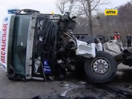 Под Киевом перевернувшаяся фура остановила движение в одесском направлении