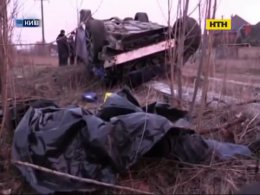 На виїзді з Києва Лексус врізався в автобусну зупинку з людьми