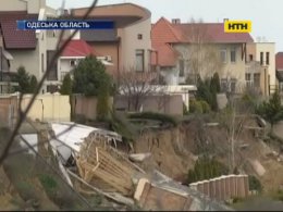 В Черноморске из-за безграмотной застройки улица сползает в море