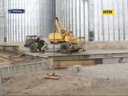 Кран, який впав в Умані, вбив жінку та покалічив двоїх дітей