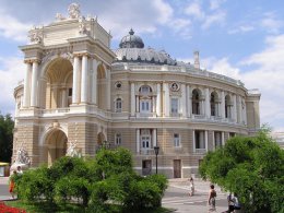 Скульптуры амуров с крыши Одесской оперы гибнут без реставрации