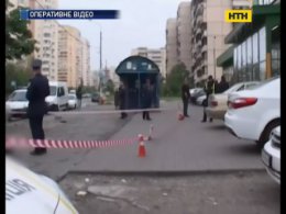 На столичной остановке зарезали мужчину