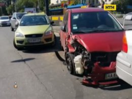 Велика аварія через маленьку автівку в столиці