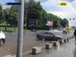 Гарячий фонтан затопив площу в Києві