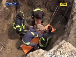 У Черкасах працівників засипало в тунелі